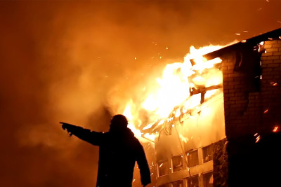 Xəzər rayonunda tikili yanıb