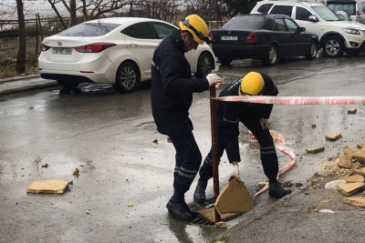 Suraxanı rayonunda binanın daş örtüyü avtomobillərin üzərinə düşüb