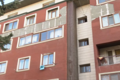 Binəqədi rayonunda yaşayış binasının fasadı tökülür