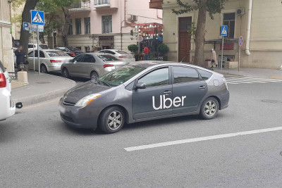 Paytaxtda "Uber" taksi sürücüləri qəza törədiblər