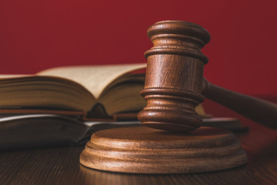 Xəzər rayonunda qadına hücum edib, onu qarət edən quldura hökm oxunub