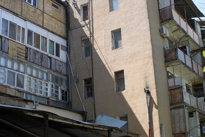 Ucuz ətin şorbası olmaz deyirlər: yataqxana tipli binalardan ev alanlar gələcəkdə risklə qarşılaşacaqlar