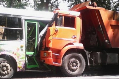 Bakıda avtobus yük avtomobilinə çırpılıb, xəsarət alan var