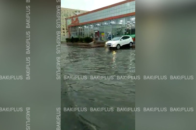 Suraxanıda yol gölməçəyə, maşınlar isə gəmilərə çevrilib