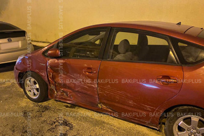 Bakıda avtomobil manevr edərkən dayanmış avtomobilə çırpılıb