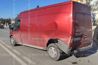 Xəzər rayonunda minik avtomobili ilə mikroavtobus toqquşub