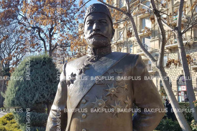 İçərişəhər metro stansiyasının yanında Hacı Zeynalabdin Tağıyevin heykəlinin açılışı olub
