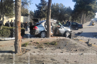 Binə qəsəbəsində avtomobil ağaca çırpılıb