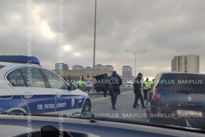 Xırdalanda avtomobil arakəsmənin üstünə çıxıb