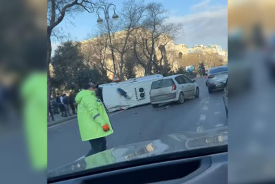 Bakının mərkəzində təcili tibbi yardım avtomobili aşıb