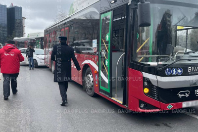 Bakıda BakuBus qəzaya uğrayıb
