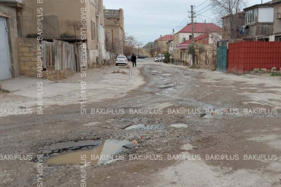 Lökbatan qəsəbəsində asfalt yolu yararsız vəziyyətə düşüb