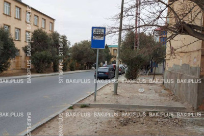 Qaradağ rayonunda avtobus dayanacağı var, amma dayanmağa yer yoxdur