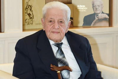 Mədəniyyət Naziri Anar Kərimov Xalq artisti Əlibaba Məmmədovu 92 yaşı ilə əlaqədər təbrik edib
