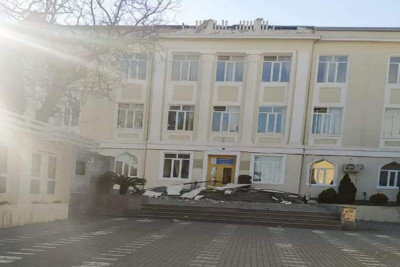 Bakıda əsən güclü külək məktəbin damına zərər vurub