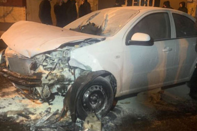 Yasamal rayonunda qəza törədən avtomobil yanmağa başlayıb