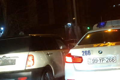 Qanunu pozan sürücü polis əməkdaşları tərəfindən saxlanılarkən özünü yandırmağa cəhd edib