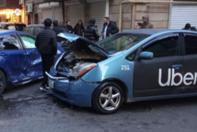 Bakıda “Uber”-ə məxsus avtomobil “Honda” ilə toqquşub