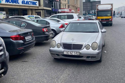 Bakıda sürücü avtomobilini saxlayıb digər avtomobillərin yolunu kəsdi