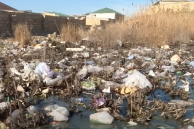 Binəqədi qəsəbəsində yaşayış massivi ilə məktəbi bataqlıq ayırır