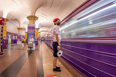 Metronun stansiyalarında sərnişin sıxlığı yaranıb