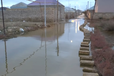 Sabunçu rayonunda kanalizasiya suları küçəni basıb: sakinlər balıqçı çəkmələrində gəzirlər