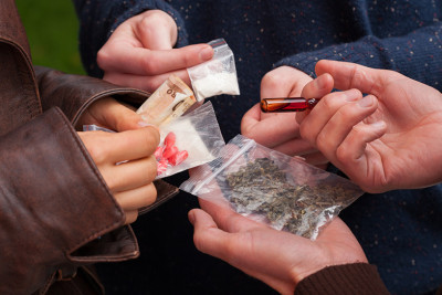 Bakı şəhərində narkotik satılmasını əks etdirən görüntülər yayılıb