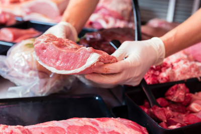 Xətai rayonunda piyada səkisində ət məntəqəsi tikilib