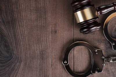 Azyaşlı övladına və arvadına işgəncə verən ataya cinayət işi açılıb