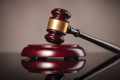 Qardaş ögey bacısından 252 min manat pul oğurlayıb