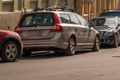 Deputat Bakıda uzunmüddətli parkinq yerlərinin yaradılmasını təklif edib