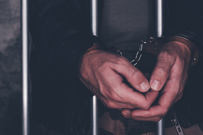 Xəzər rayonunda həyat yoldaşını öldürən kişiyə hökm oxunub