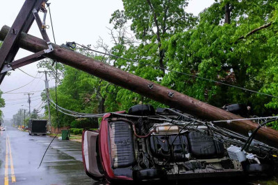 Xəzər: Qala qəsəbəsində avtomobil elektrik dirəyinə çırpılıb