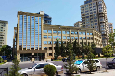 Nərimanovda qəzalı vəziyyətdə olan ağaclar yığışdırılır