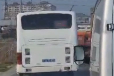 Bakıda sərnişin dolu avtobusun sürücüsü əks yolla hərəkət edib