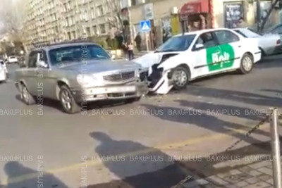 Xırdalanda “Bolt” taksi qəzaya uğrayıb