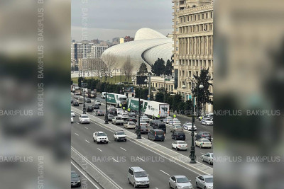 Heydər Əliyev prospektində güclü tıxac: bir neçə TIR avtomobilinin sürücüləri yolu bağlayıb - YENILƏNİB