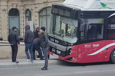 Nəsimi: Füzuli küçəsində “BakuBus” qəzaya düşüb