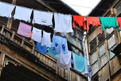 Badamdar qəsəbəsində eyvandan paltar oğurlayan qadın saxlanılıb