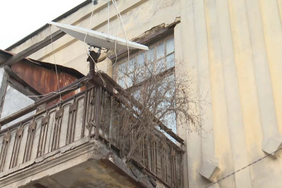 Xətai rayonunda sakinlər qəzalı binada yaşayırlar