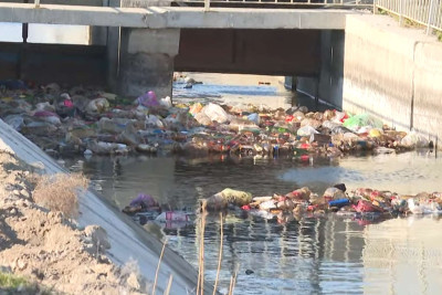 Binə qəsəbəsində kanalda su əvəzinə zibil axır