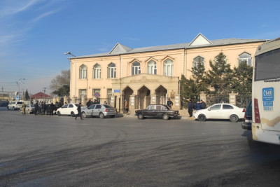 Binəqədi rayonunda məktəbin qarşısında piyada zolağı yoxdur