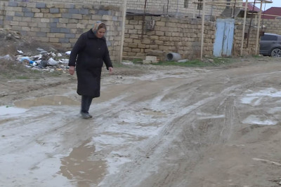 Binəqədi rayonunun sakinləri yolların vəziyyətindən narahatdırlar