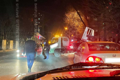 Bakıda üç avtomobil toqquşub: “BMW X6” şüşəbəndə çırpılıb