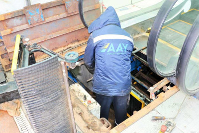 Binəqədi: Azadlıq prospektində yerüstü keçid təmir olunur