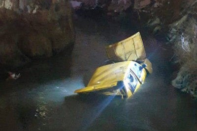 Sabunçu rayonunda avtomobil su kanalına aşıb