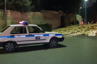 Binəqədidə yük avtomobili yol qəzasına düşüb: yolda tıxac yaranıb