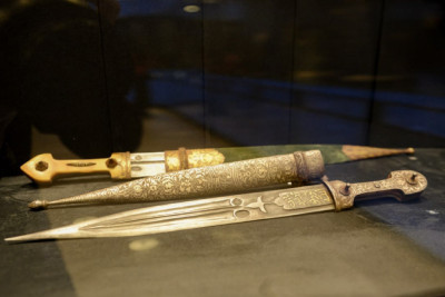 Silah ustası Emin Məmmədov öz işlərini Xalça Muzeyinə hədiyyə edib