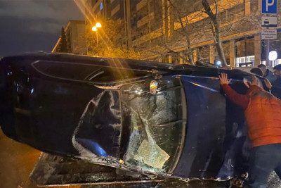 Nərimanov: Atatürk prospektində avtomobil aşıb