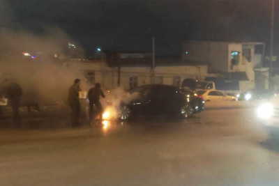 Səbail rayonunda minik avtomobili qəfildən yanıb